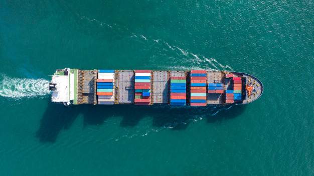 Transporte de contenedores en barco en Galicia